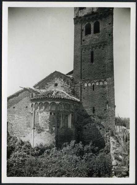 Oldenico - Chiesa parrocchiale di S. Lorenzo. Esterno, veduta dell'abside e del campanile.