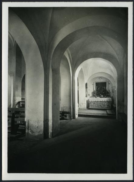 Piane Sesia - Pieve di Santa Maria di Naula. Interno, particolare della navatella laterale destra.