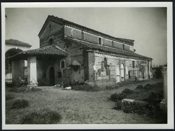 Briona - Chiesa di Sant'Alessandro. Veduta esterna di tre quarti dal cimitero del fianco destro e della facciata.