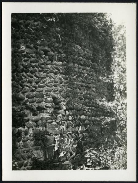 Rado - Rovine della Chiesa di S. Giorgio. Particolare del muro esterno della cappella.