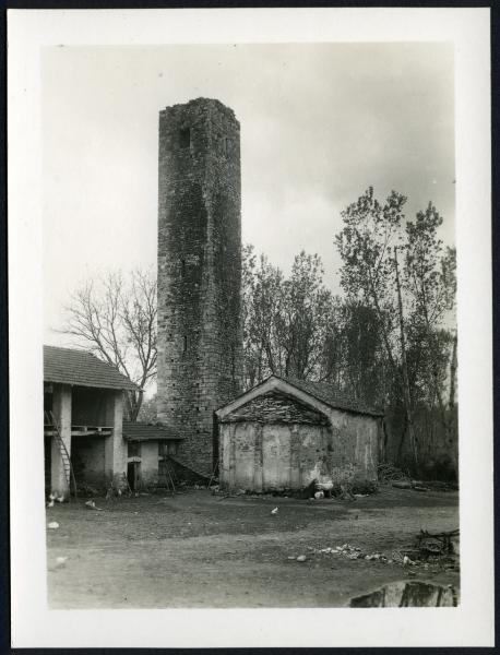 Borgomanero - Oratorio di S. Nicola in Baraggiola. Esterno, veduta del lato posteriore con l'abside e a fianco il campanile a torre.