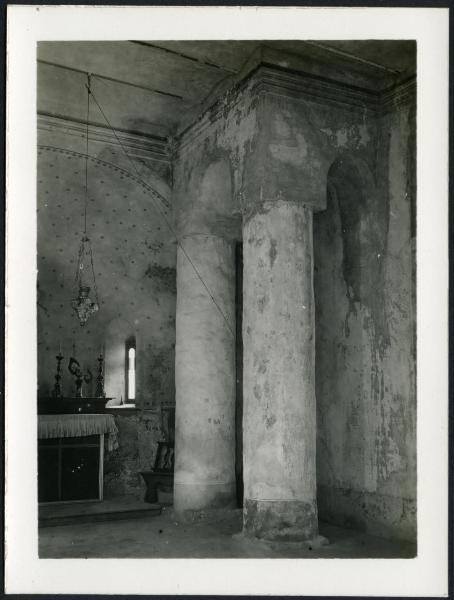 Lesa - Chiesa di San Sebastiano. Interno, particolare dei due pilastri vicino all'abside che sostengono dall'interno il campanile.