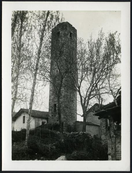 Borgomanero - Oratorio di S. Nicola in Baraggiola. Veduta della torre campanaria.