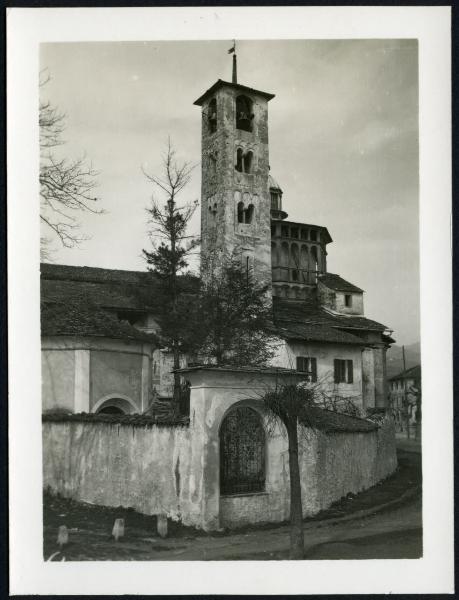 Suna - Santuario della Madonna di Campagna. Veduta dalla strada del campanile e di parte del tiburio.