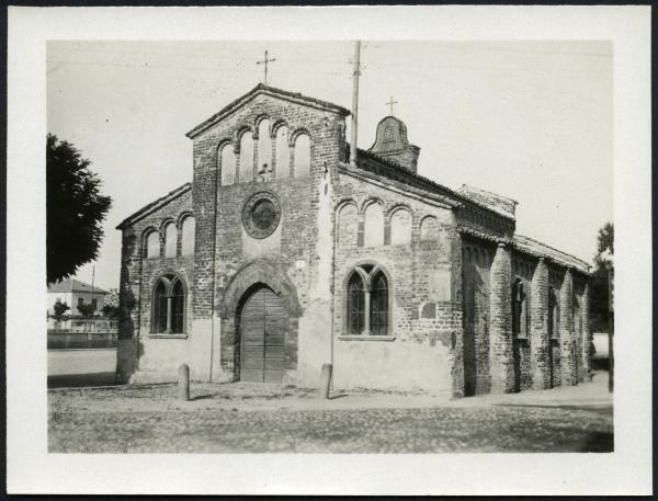 Robbio - Chiesa di San Pietro. Veduta della facciata.