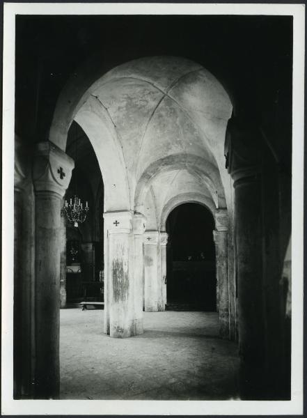 Robbio - Chiesa di San Pietro. Interno, particolare di una navata laterale.