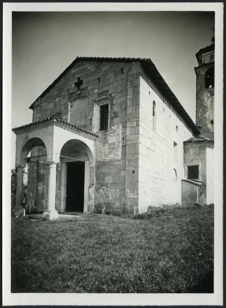 Conturbia - Chiesa parrocchiale di S. Giorgio. Veduta di tre quarti della facciata.