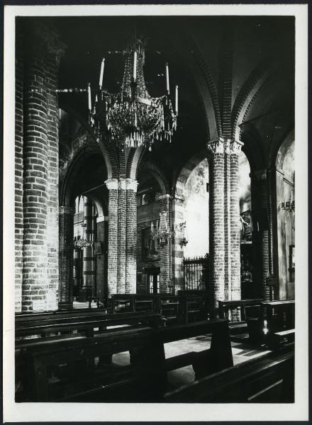 Vercelli - Chiesa di S. Bernardo. Interno, veduta di scorcio fra le navate, particolare.