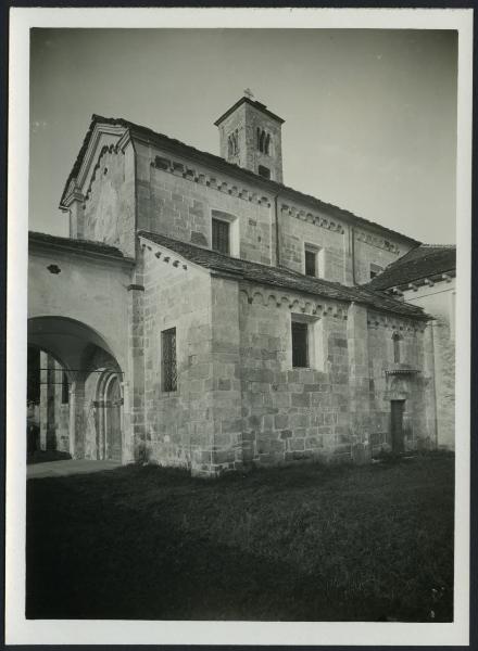 Armeno - Chiesa parrocchiale dell'Assunta. Veduta esterna, particolare della facciata e del fianco destro.