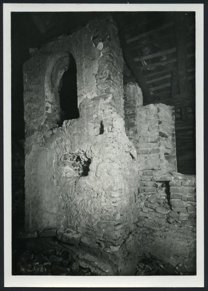 Rado - Santuario di Santa Maria. Interno, particolare dei resti del campanile in cima allla facciata.