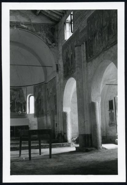 Briona - Chiesa di Sant'Alessandro. Interno, veduta parziale della navata centrale con tavolino.