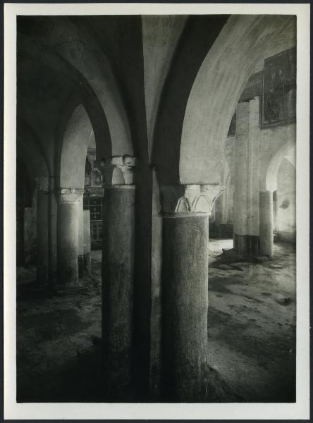 Briona - Chiesa di Sant'Alessandro. Interno, particolare di un pilastro della navata laterale sinistra.