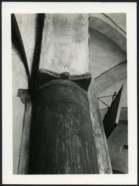 Casalvolone - Chiesa di San Pietro. Interno, ripresa dal basso di un pilastro con capitello.