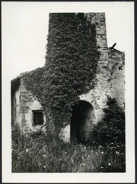 Bollengo - Chiesa dei SSan Pietro e Paolo. Esterno, ingresso alla chiesa attraverso la torre campanaria.