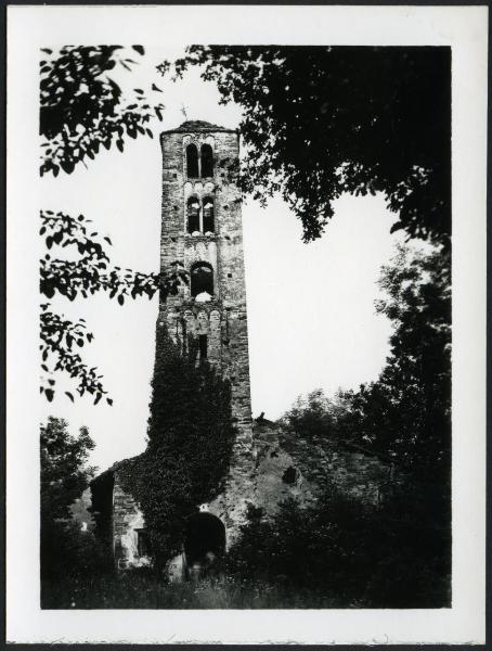 Bollengo - Chiesa dei SSan Pietro e Paolo. Esterno, veduta del campanile.