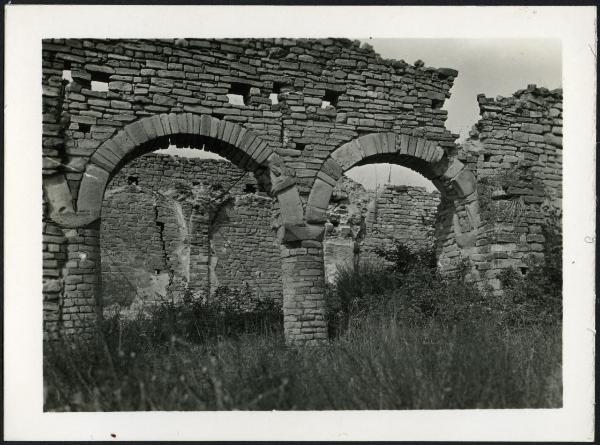 Novello - Ruderi della Chiesa di Santa Maria (?). Particolare di un muro con due archi, probabilmente l'ex navata.