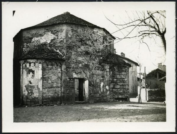 Cureggio - Battistero. Esterno, veduta dell'ingresso.