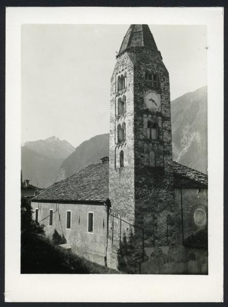 Courmayer - Chiesa parrocchiale dei Ss. Pantaleone e Valentino. Esterno, veduta del campanile romanico.