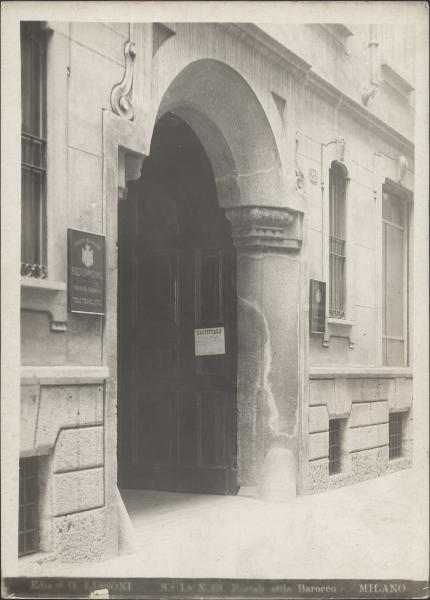 Milano - Palazzo di via Bigli 22 - Portale di ingresso