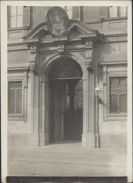 Milano - Piazza Fontana 2 - Palazzo Arcivescovile - Portale di ingresso