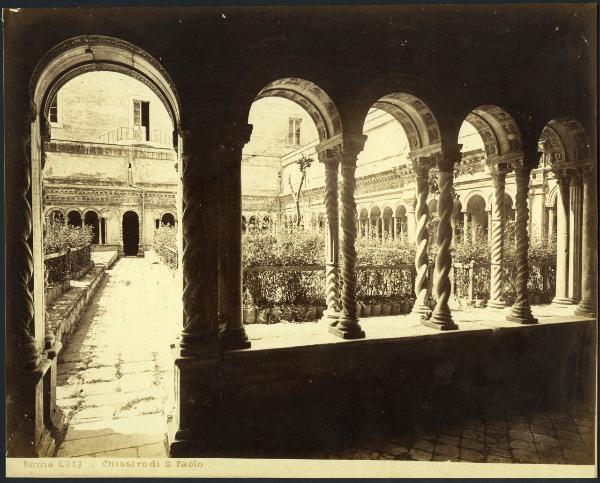 Roma - Basilica di S. Paolo fuori le Mura. Veduta del chiostro attraverso uno dei lati del portico.