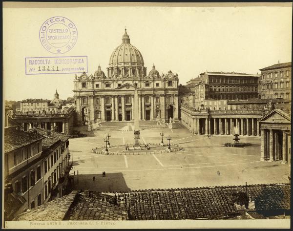 Città del Vaticano - Piazza San Pietro. Veduta dai tetti della piazza con al centro l'obelisco e dietro la Basilica di San Pietro.