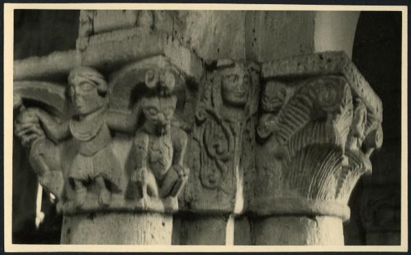 Capitelli romanici di colonna polistile, scultura in pietra.