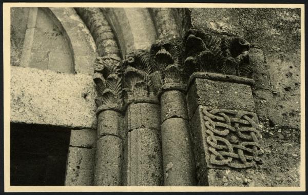 Capitelli corinzi delle cordonature della cornice di un portale di una chiesa romanica.