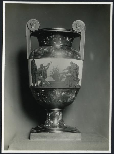 Milano - Palazzo Reale. Vaso con anse su piedistallo e decorazione di gusto neoclassico (XVIII sec.).