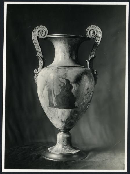 Milano - Palazzo Reale. Vaso ad anfora con anse su piedistallo e decorazione di gusto neoclassico (XVIII sec.).