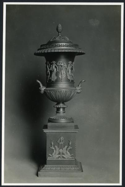 Milano - Palazzo Reale. Vaso con anse e coperchio su piedistallo e decorazione di gusto neoclassico (XVIII sec.).