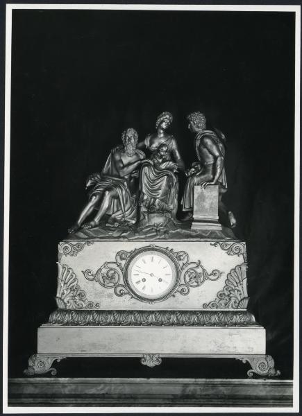 Milano - Palazzo Reale. Orologio da tavolo di stile neoclassico con gruppo scultoreo della Sacra Famiglia sulla sommità.