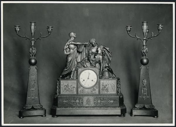 Milano - Palazzo Reale. Orologio da tavolo di stile neoclassico con gruppo scultoreo sulla sommità e due candelabri.