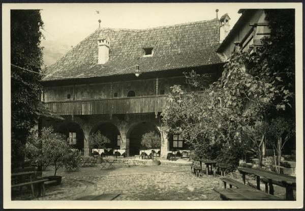 Bolzano - Castel Roncolo. Veduta del cortile interno allestito con tavolini e panche per il ristoro (1230-40 ca.).