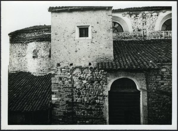 Pombia - Chiesa parrocchiale di S. Vincenzo. Esterno, particolare del fianco destro.