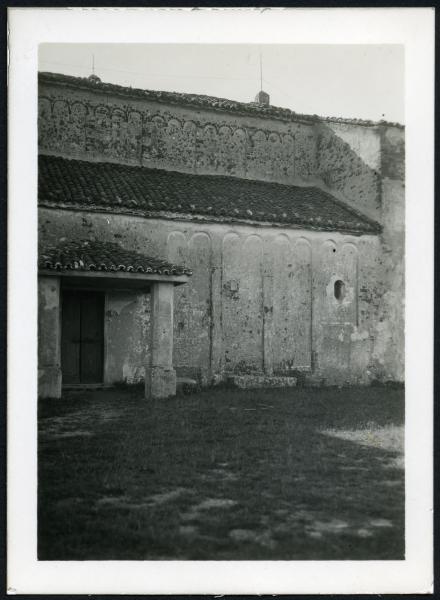 Pombia - Chiesa parrocchiale di S. Vincenzo. Veduta dell'ingresso laterale sul fianco sinistro.