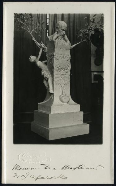 Napoli. Filippo Cifariello, monumento a Francesco Mastriani, scultura in marmo.