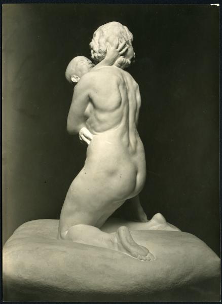 Napoli (?). Filippo Cifariello, Maternità, veduta posteriore, scultura in marmo.