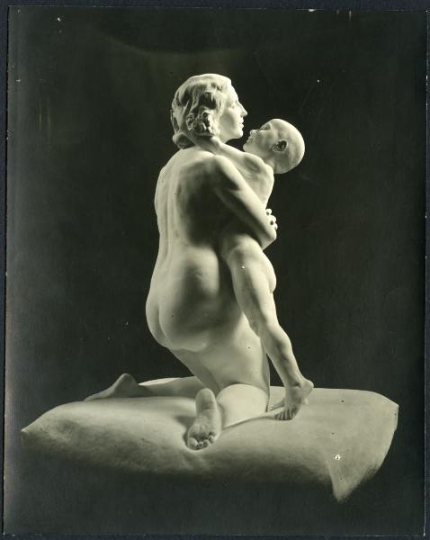 Napoli (?). Filippo Cifariello, Maternità, veduta laterale, scultura in marmo.