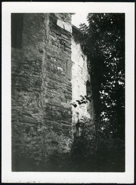 Bollengo - Chiesa dei SSan Pietro e Paolo. Esterno, veduta laterale dell'abside.