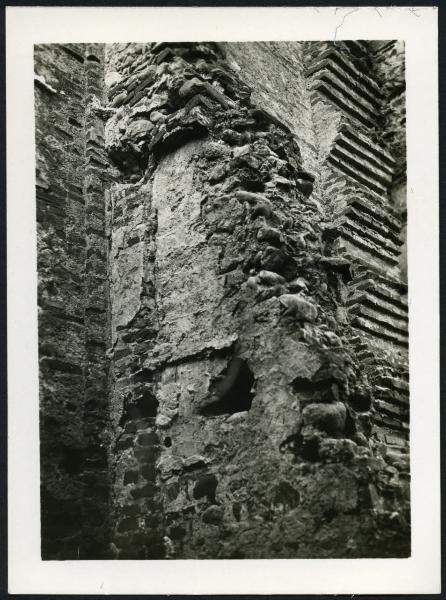 Suno - Chiesa di S. Genesio. Particolare dei resti di un muro esterno.