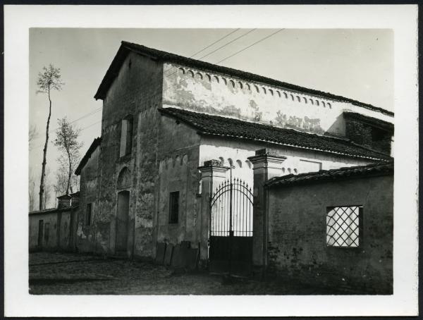 Casalino - Chiesa di San Pietro. Veduta di scorcio della facciata.