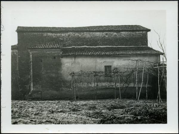 Casalino - Chiesa di San Pietro. Veduta esterna del fianco sinistro.