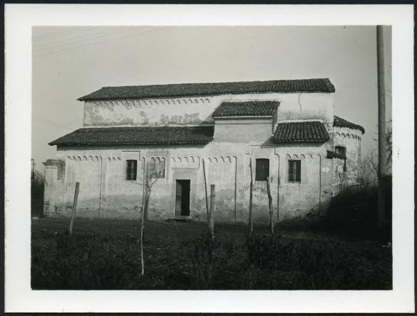 Casalino - Chiesa di San Pietro. Veduta esterna del fianco destro.