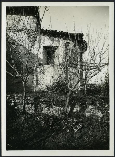 Pombia - Ex Chiesa di S. Martino. Esterno, veduta laterale dell'abside.