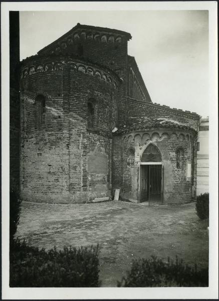 Tronzano Vercellese - Chiesa di San Pietro. Esterno veduta della doppia abside.