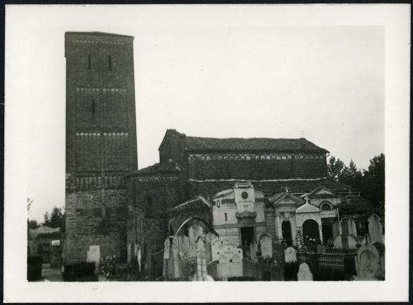 Tronzano Vercellese - Chiesa di San Pietro. Veduta del fianco sinistro della chiesa ripreso dal cimitero.