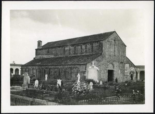 Oleggio - Chiesa di S. Michele. Veduta di tre quarti dal cimitero.