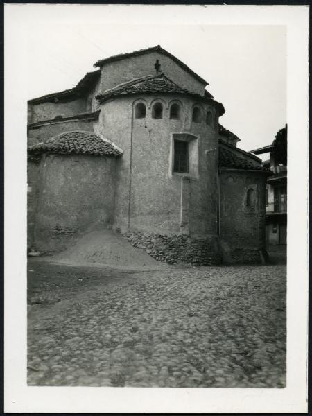 Busano - Chiesa parrocchiale di S. Tommaso. Esterno, veduta dell'abside.