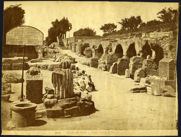 Roma - Palazzo dei Cesari sul monte Palatino. Domus Tiberiana, veduta del pozzo e dei resti della casa.